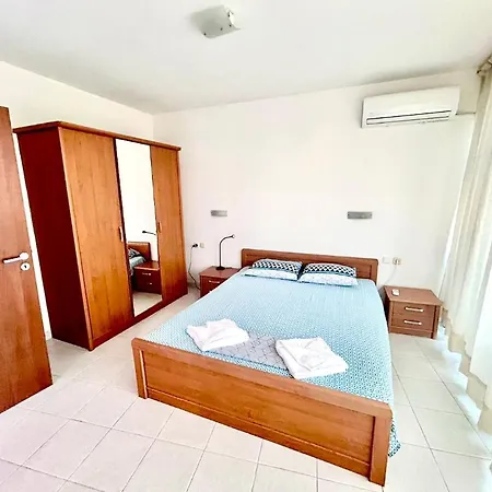 Seaview,parking & Garden 1br Sozopol-beach شقة